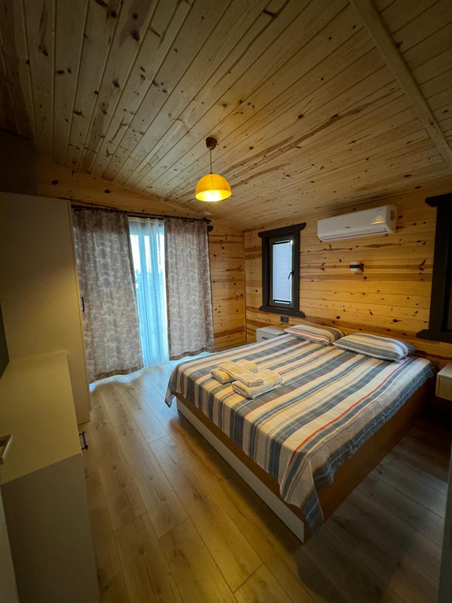 Karaoez Ada Bungalows & Villa Pokoj fotografie