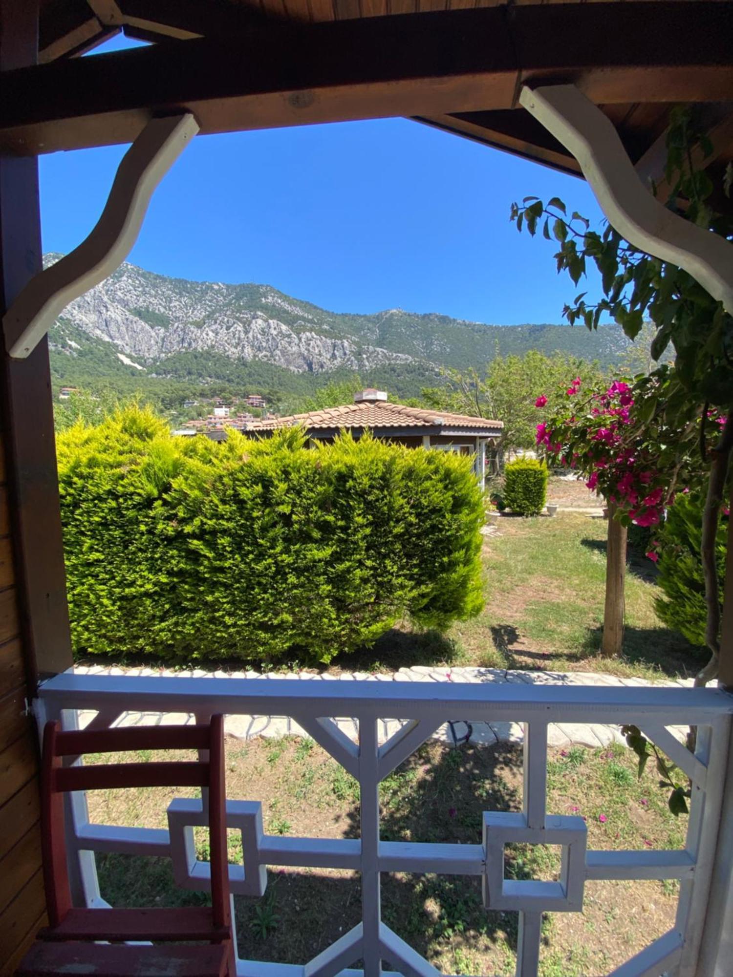 Karaoez Ada Bungalows & Villa Pokoj fotografie