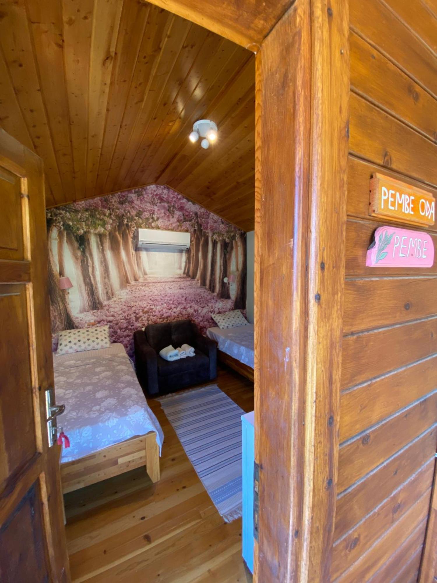 Karaoez Ada Bungalows & Villa Pokoj fotografie