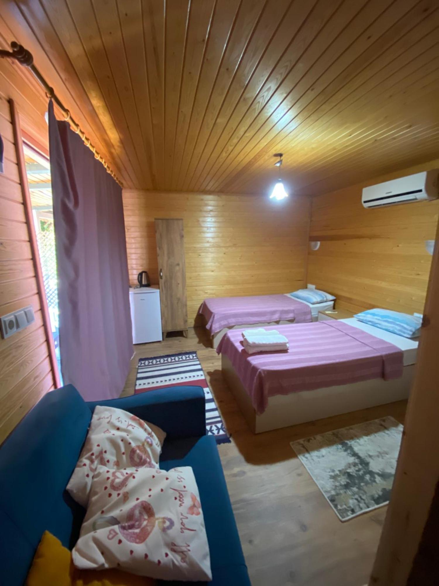 Karaoez Ada Bungalows & Villa Pokoj fotografie