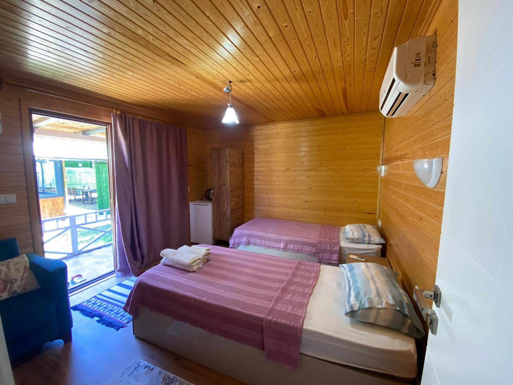 Karaoez Ada Bungalows & Villa Pokoj fotografie