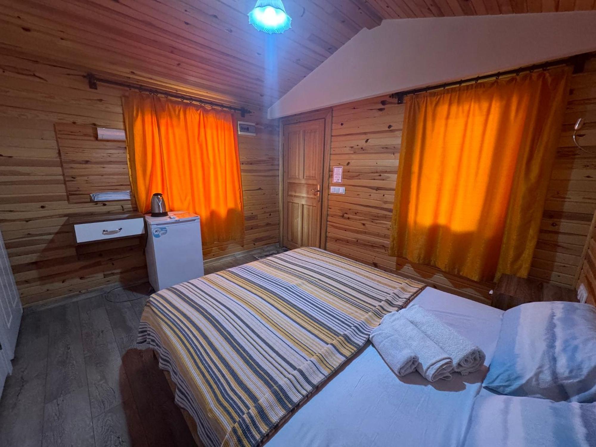 Karaoez Ada Bungalows & Villa Pokoj fotografie